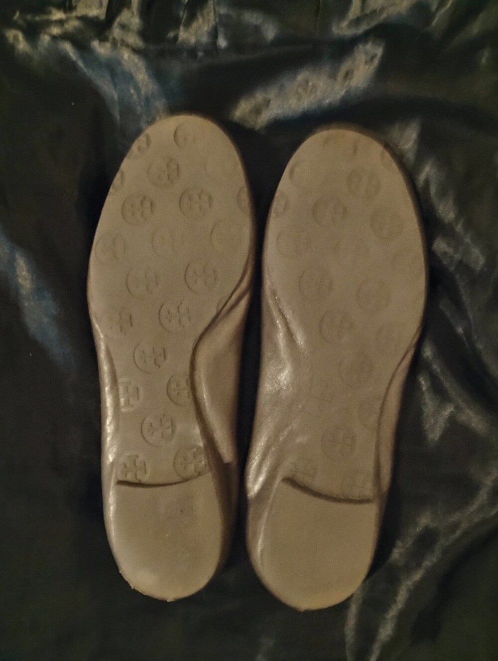 Women's Like New Grayish Beige Tory Burch Ballet Flats With Emblem U.S. Size 9 - Picture 5 of 6